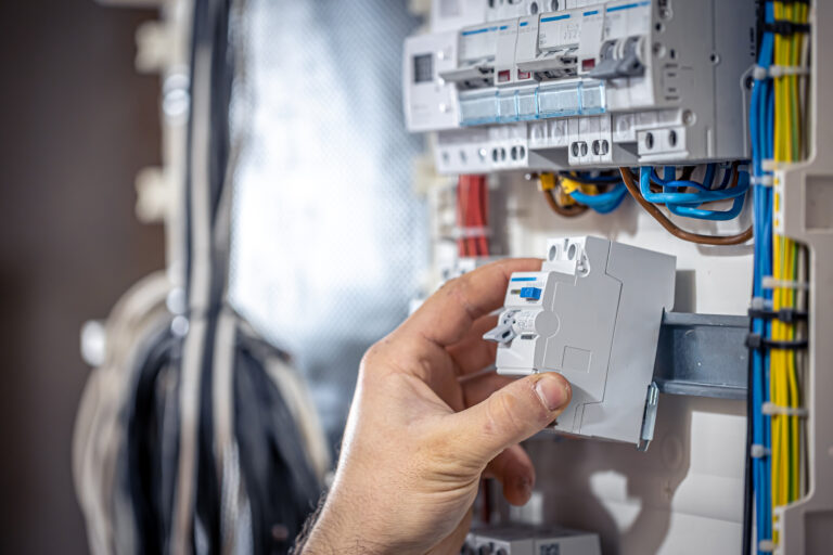 Elektrikár pri montáži rozvádzača – elektroinštalácie Bardejov