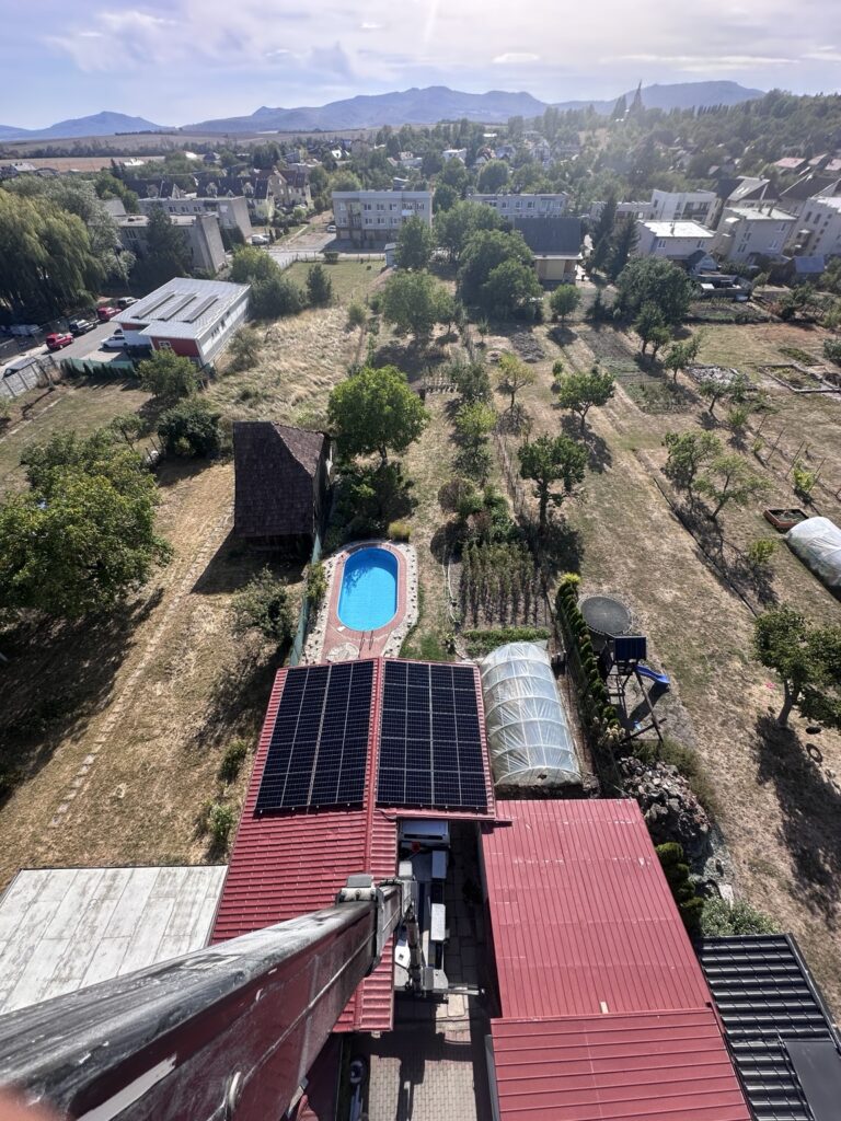 Fotovoltické panely na šikmej streche domu – FTelektrik Bardejov