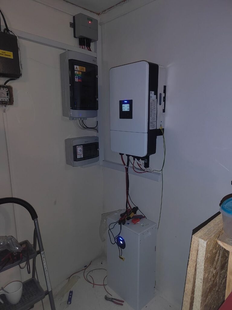 Menič Deye, batériové úložisko a rozvádzače počas montáže